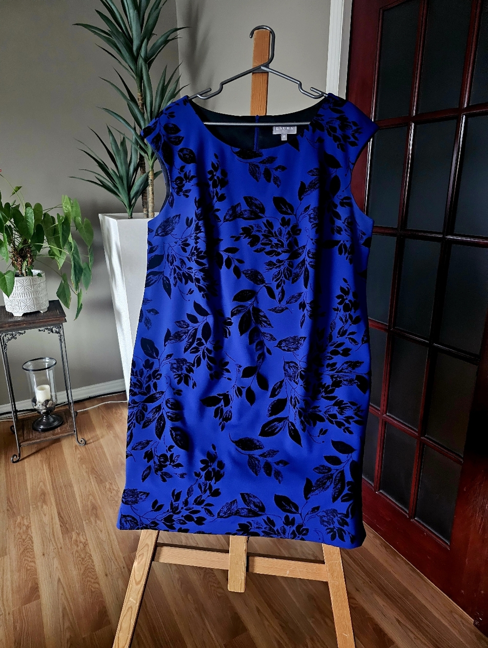 Sleeveless blue dress with black flowers in velvet